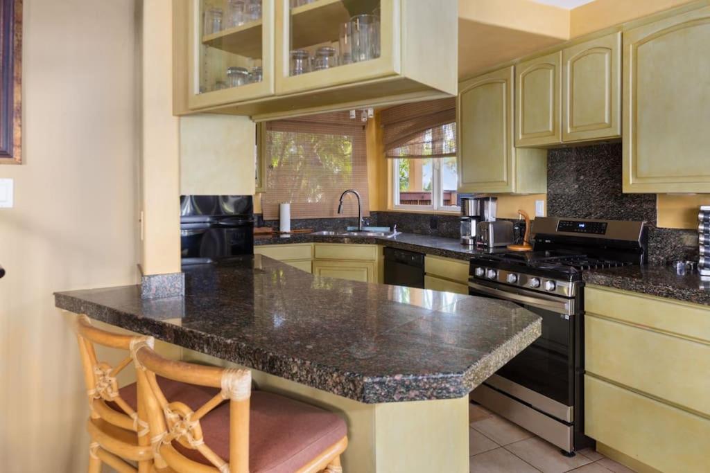 Plumeria Suite, 2-Bedrooms, Sleeps 6, Pool & Bbq, Pre-Renovation Summer Sale Kihei Exterior foto