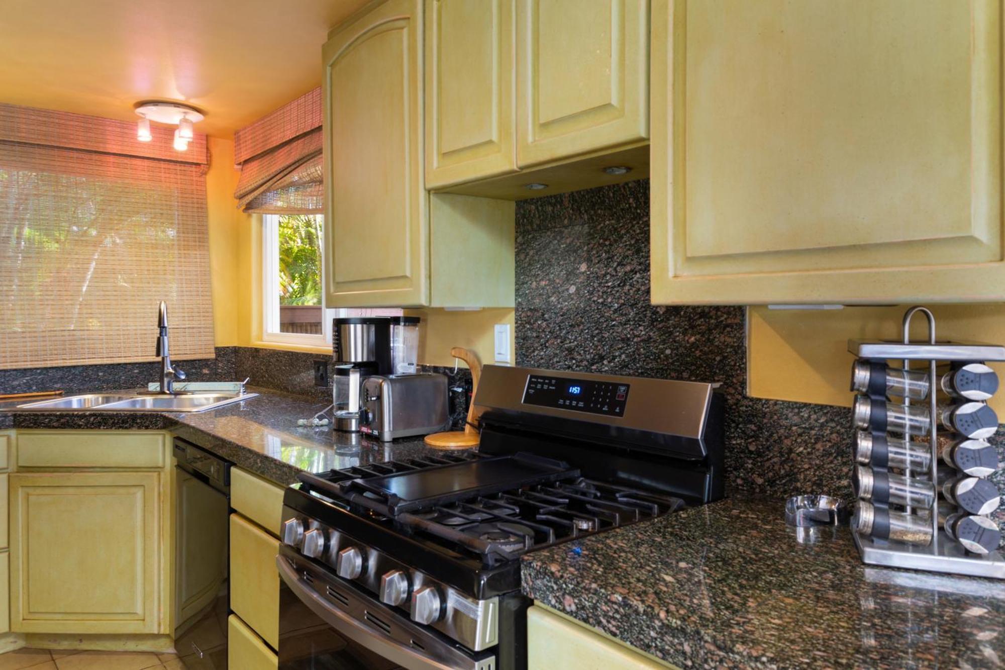 Plumeria Suite, 2-Bedrooms, Sleeps 6, Pool & Bbq, Pre-Renovation Summer Sale Kihei Exterior foto